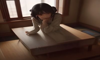 学校教室里网络安全课教师正在给学生讲解识别不良信息的方法，气氛认真